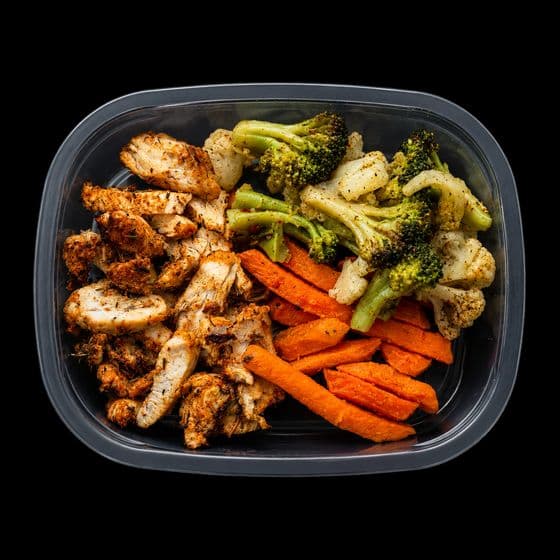 Grilled chicken with broccoli and carrots